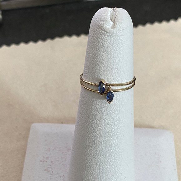 Vintage NOS 14 Karat Gold Wire Ring with.Sapphire - Picture 2 of 2